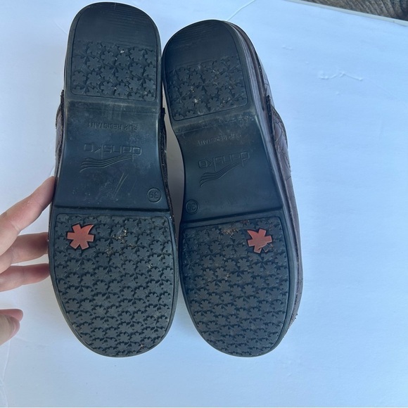 Dansko XP Brown Slip On Shoes Floral Tooled Leather Womens Size EU 39 US 8.5-9 - Picture 8 of 8